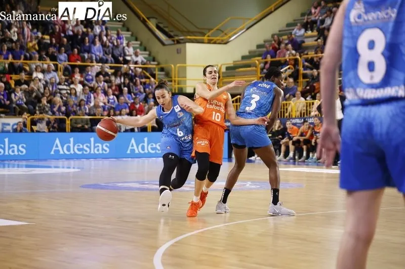 Foto 8 - Kon&eacute; sale investida de W&uuml;rzburg como nueva 'reina' del Perfumer&iacute;as Avenida en un gran triunfo ante el Valencia Basket (71-56)