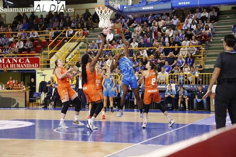 Foto 9 - Kon&eacute; sale investida de W&uuml;rzburg como nueva 'reina' del Perfumer&iacute;as Avenida en un gran triunfo ante el Valencia Basket (71-56)