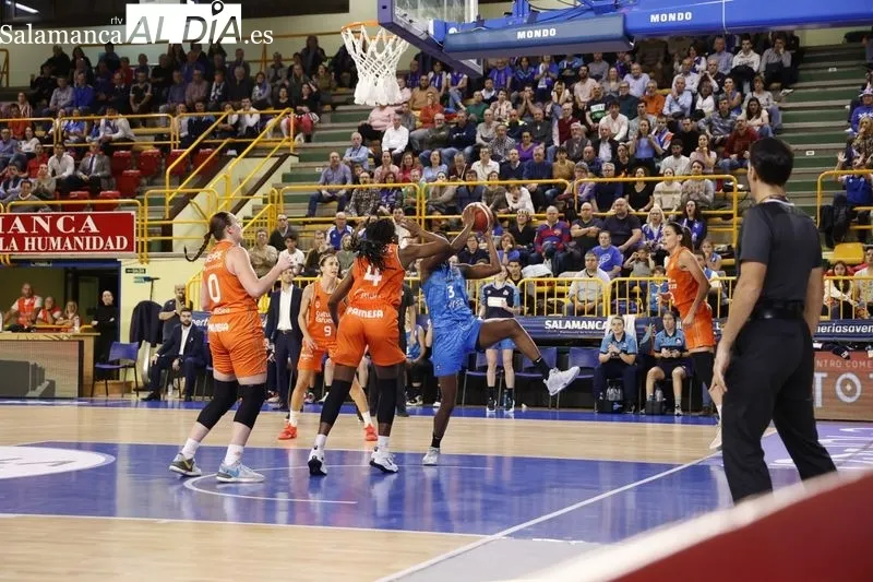 Foto 10 - Kon&eacute; sale investida de W&uuml;rzburg como nueva 'reina' del Perfumer&iacute;as Avenida en un gran triunfo ante el Valencia Basket (71-56)