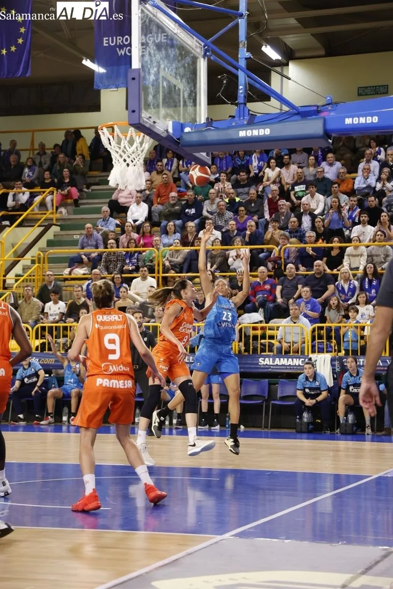 Foto 11 - Kon&eacute; sale investida de W&uuml;rzburg como nueva 'reina' del Perfumer&iacute;as Avenida en un gran triunfo ante el Valencia Basket (71-56)
