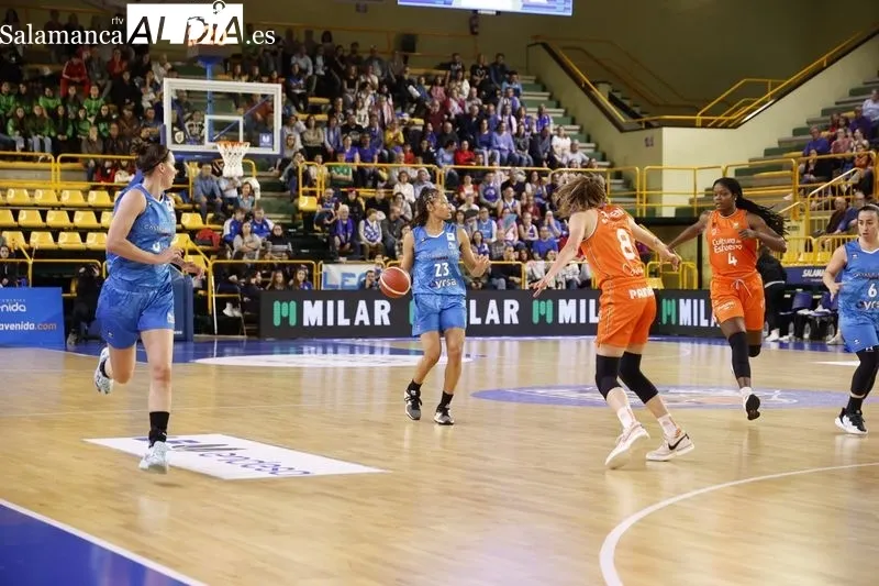 Foto 13 - Kon&eacute; sale investida de W&uuml;rzburg como nueva 'reina' del Perfumer&iacute;as Avenida en un gran triunfo ante el Valencia Basket (71-56)