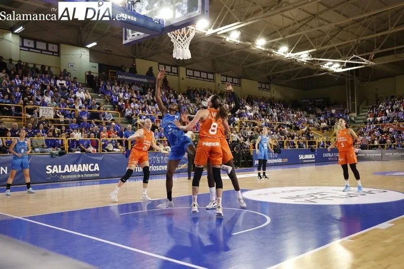 Foto 14 - Kon&eacute; sale investida de W&uuml;rzburg como nueva 'reina' del Perfumer&iacute;as Avenida en un gran triunfo ante el Valencia Basket (71-56)