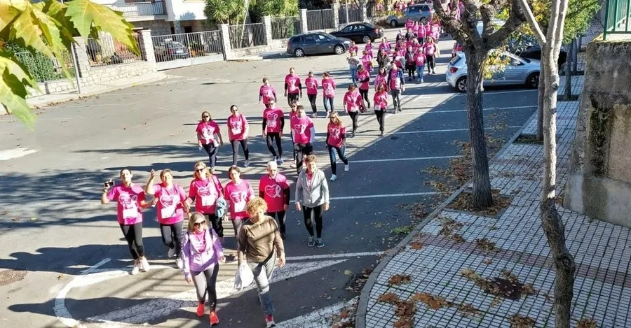 Foto 5 - Nuevo &eacute;xito de la Marcha contra el C&aacute;ncer de Sancti-Sp&iacute;ritus con m&aacute;s de 350 participantes