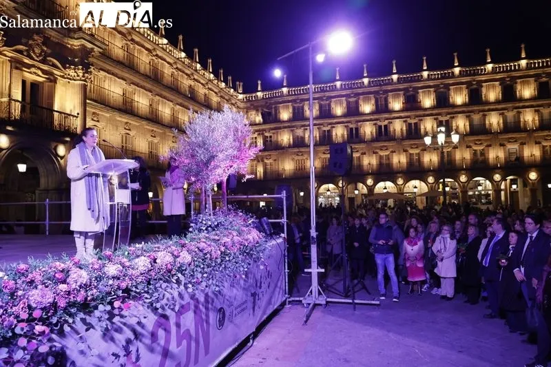 Acto oficial del Día Internacional de la Eliminación de la Violencia contra la Mujer en la Plaza Mayor de Salamanca. Fotos: David Sañudo