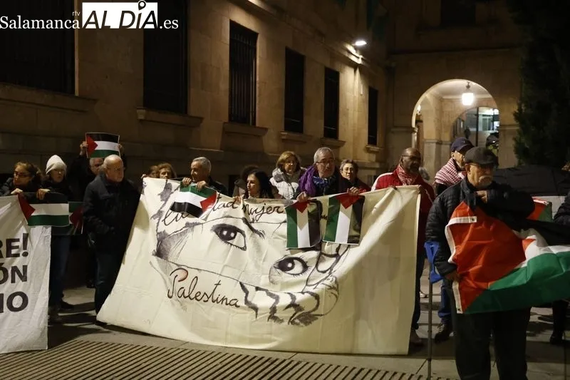 Concentración por la descolonización de Palestina frente a la Subdelegación del Gobierno en Salamanca. Fotos: David Sañudo