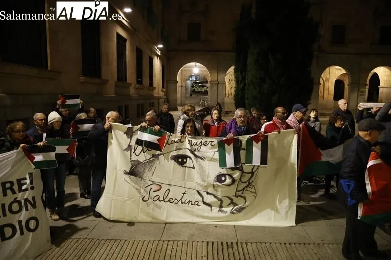 Concentración por la descolonización de Palestina frente a la Subdelegación del Gobierno en Salamanca. Fotos: David Sañudo