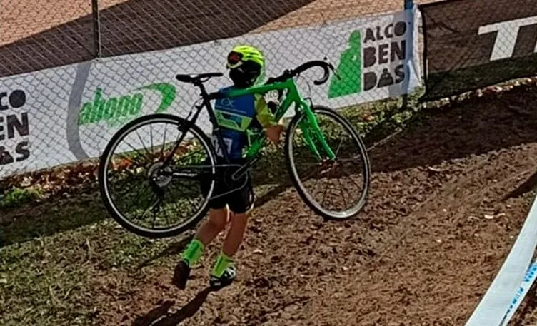Corredores del la Escuela de Ciclismo Salmantina / HyD Carbajosa - Empresaria