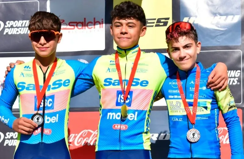 Corredores de la Escuela de Ciclismo Salmantina