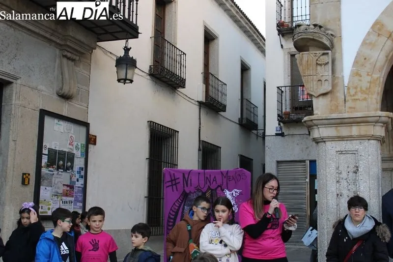 Foto 6 - Alba de Tormes se une contra la Violencia de G&eacute;nero&nbsp;