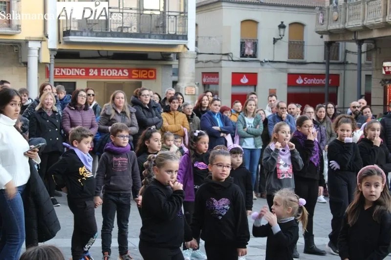 Foto 4 - Alba de Tormes se une contra la Violencia de G&eacute;nero&nbsp;