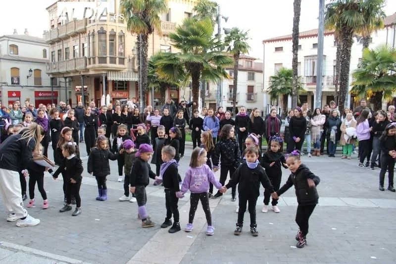 Foto 3 - Alba de Tormes se une contra la Violencia de G&eacute;nero&nbsp;