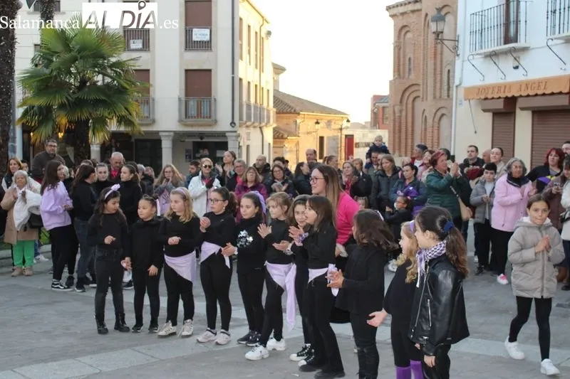 Foto 2 - Alba de Tormes se une contra la Violencia de G&eacute;nero&nbsp;