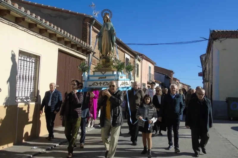 La Virgen Milagrosa ha recorrido este domingo las calles de Macotera en procesión