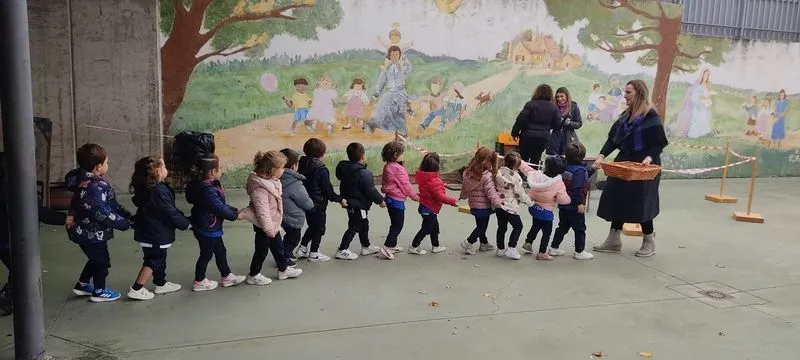 Alumnado del Colegio Marista Champagnat en la fiesta de la castañada.