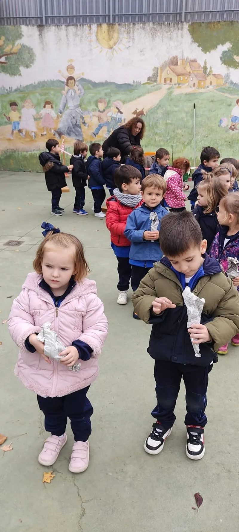Alumnado del Colegio Marista Champagnat en la fiesta de la castañada.