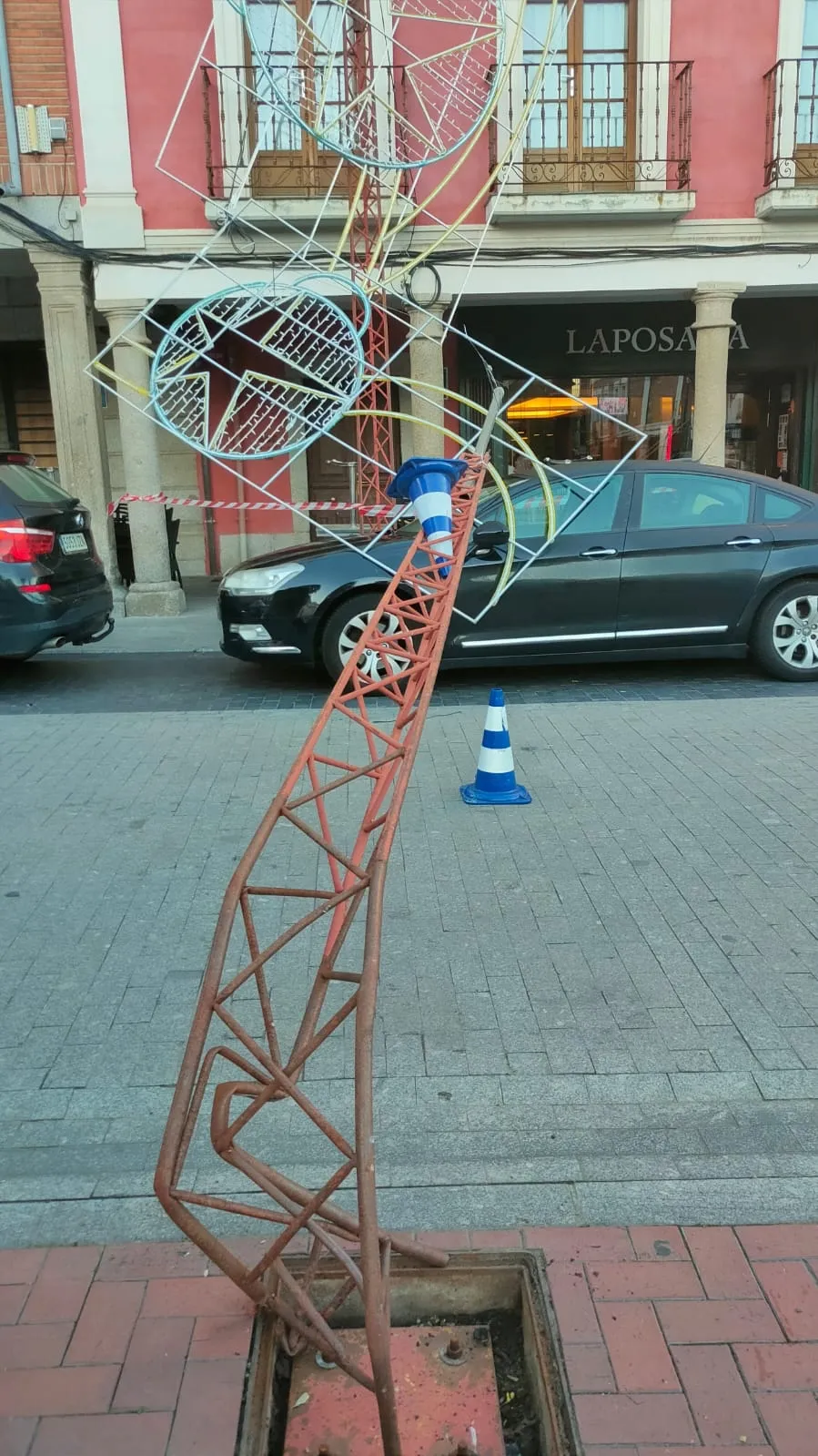 Así amanecía el poste de la iluminación navideña en la Plaza de España