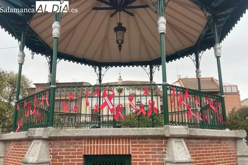 Cruz Roja coloca lazos rojos en el Templete para conmemorar el Día Mundial del VIH
