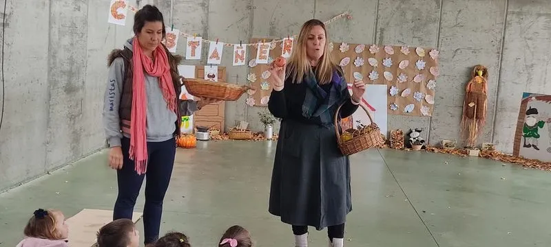 Alumnado del Colegio Marista Champagnat en la fiesta de la castañada.