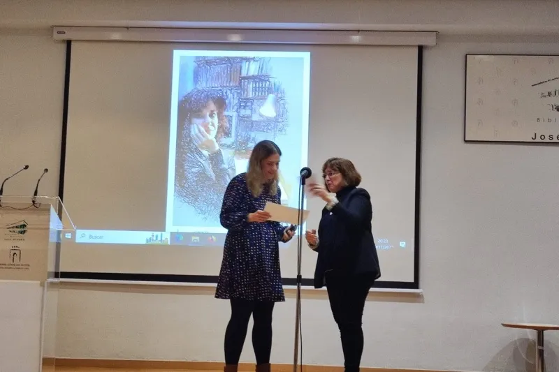 La peñarandina Cecilia Hernández Sanz recogiendo el diploma como ganadora en Talavera de la Reina