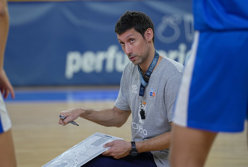 Pepe Vázquez, entrenador de Avenida, en el entrenamiento del lunes. Foto CB Perfumerías Avenida