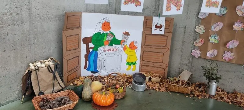 Alumnado del Colegio Marista Champagnat en la fiesta de la castañada.
