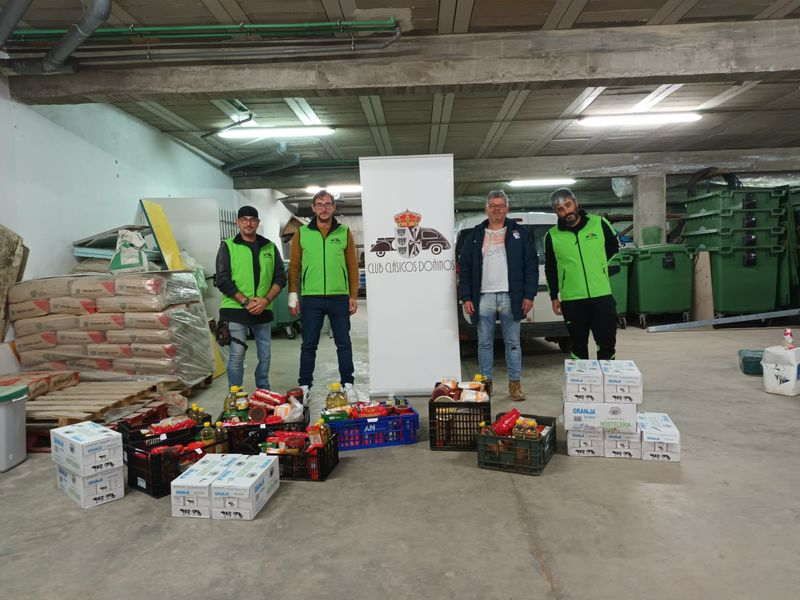 Donación del Club de Coches Clásicos al Banco de Alimentos de Doñinos de Salamanca