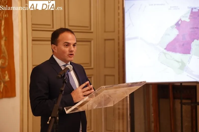 El concejal de Tráfico, Ángel Molina, en la rueda de prensa de hoy sobre la Zona de Bajas Emisiones (ZBE). Foto de David Sañudo