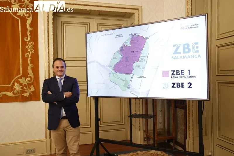 El concejal de Tráfico, Ángel Molina, en la rueda de prensa de hoy sobre la Zona de Bajas Emisiones (ZBE). Foto de David Sañudo