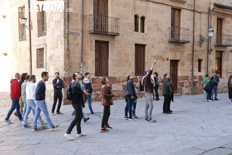 Los salmantinos han salido a la calle para apurar las últimas horas de temperaturas templadas. Fotos: David Sañudo.