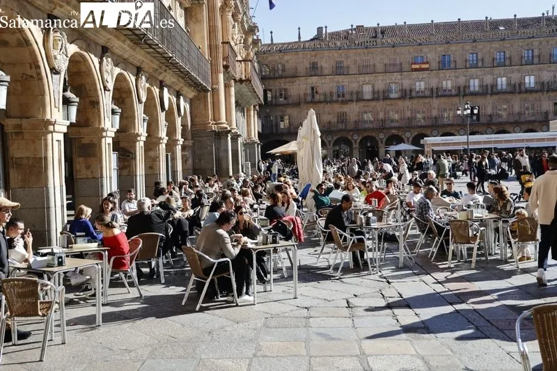 Los salmantinos han salido a la calle para apurar las últimas horas de temperaturas templadas. Fotos: David Sañudo.