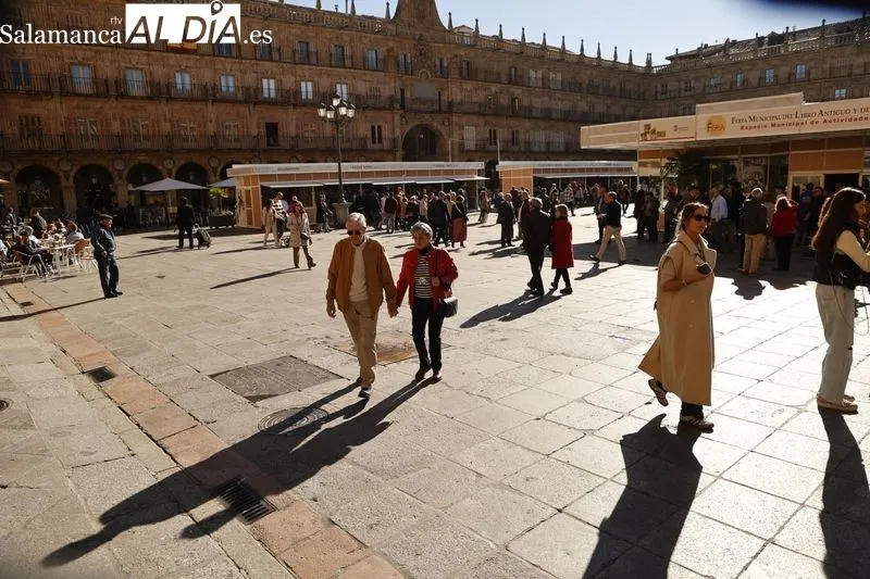 Los salmantinos han salido a la calle para apurar las últimas horas de temperaturas templadas. Fotos: David Sañudo.