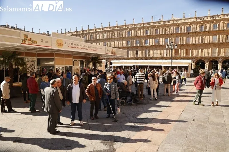 Los salmantinos han salido a la calle para apurar las últimas horas de temperaturas templadas. Fotos: David Sañudo.