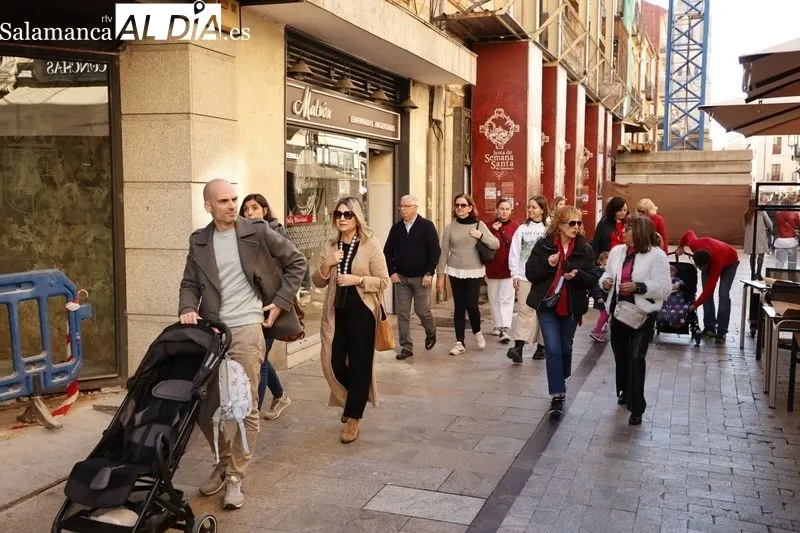 Los salmantinos han salido a la calle para apurar las últimas horas de temperaturas templadas. Fotos: David Sañudo.
