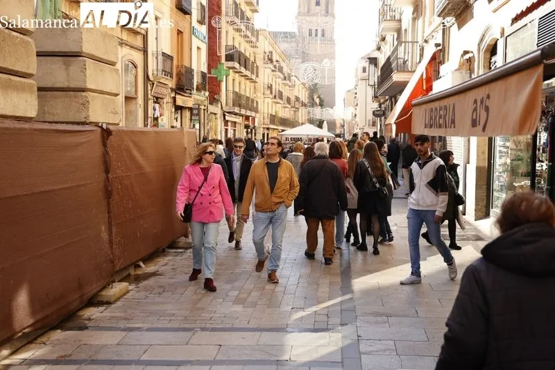Los salmantinos han salido a la calle para apurar las últimas horas de temperaturas templadas. Fotos: David Sañudo.