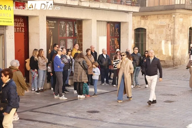 Los salmantinos han salido a la calle para apurar las últimas horas de temperaturas templadas. Fotos: David Sañudo.