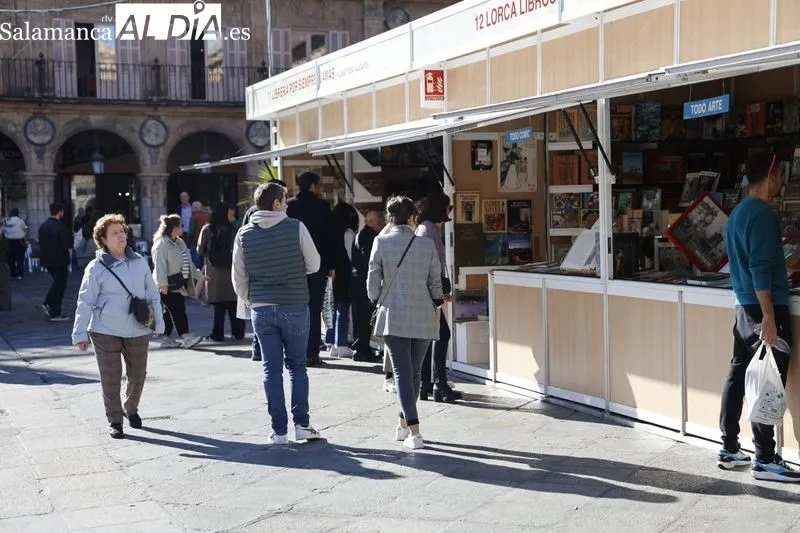 Los salmantinos han salido a la calle para apurar las últimas horas de temperaturas templadas. Fotos: David Sañudo.