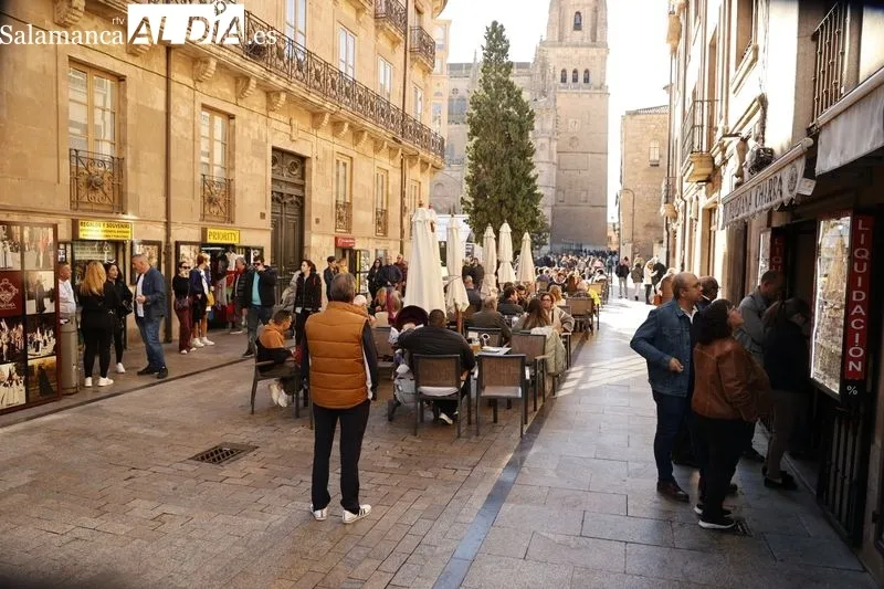Los salmantinos han salido a la calle para apurar las últimas horas de temperaturas templadas. Fotos: David Sañudo.