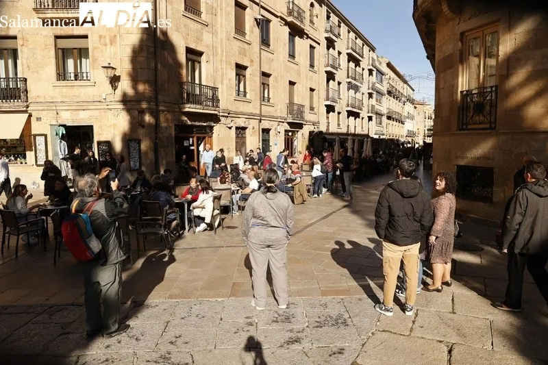 Los salmantinos han salido a la calle para apurar las últimas horas de temperaturas templadas. Fotos: David Sañudo.