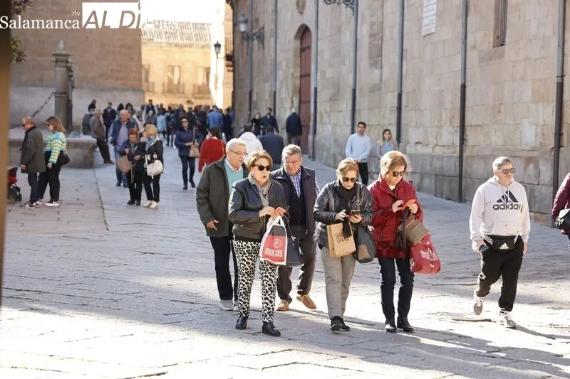 Los salmantinos han salido a la calle para apurar las últimas horas de temperaturas templadas. Fotos: David Sañudo.