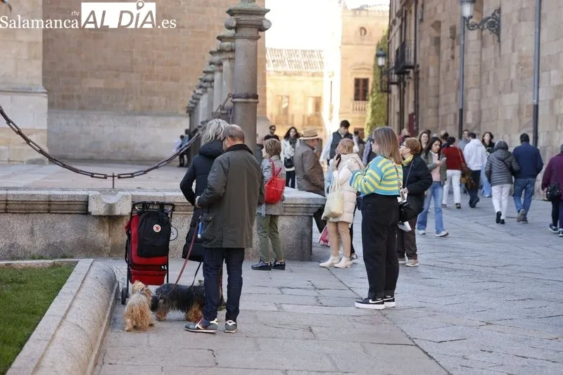 Los salmantinos han salido a la calle para apurar las últimas horas de temperaturas templadas. Fotos: David Sañudo.