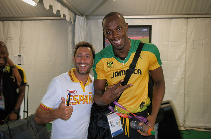 Ángel Basas posa junto a Usain Bolt . Foto RFEA