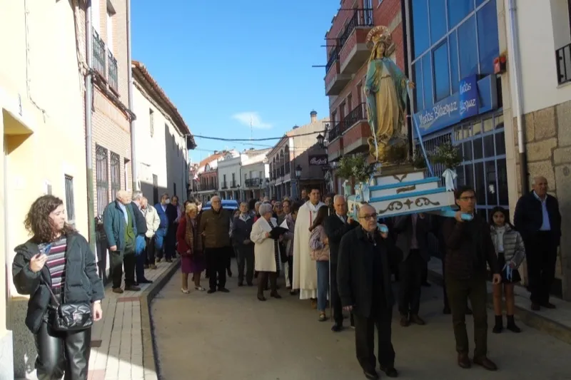 La Virgen Milagrosa ha recorrido este domingo las calles de Macotera en procesión