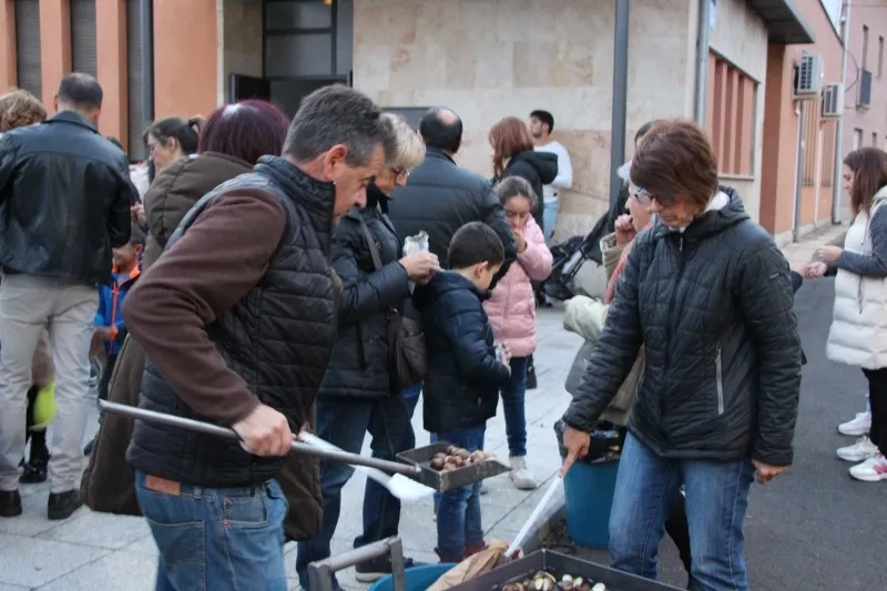 Babilafuente ha celebrado una castañada solidaria este sábado
