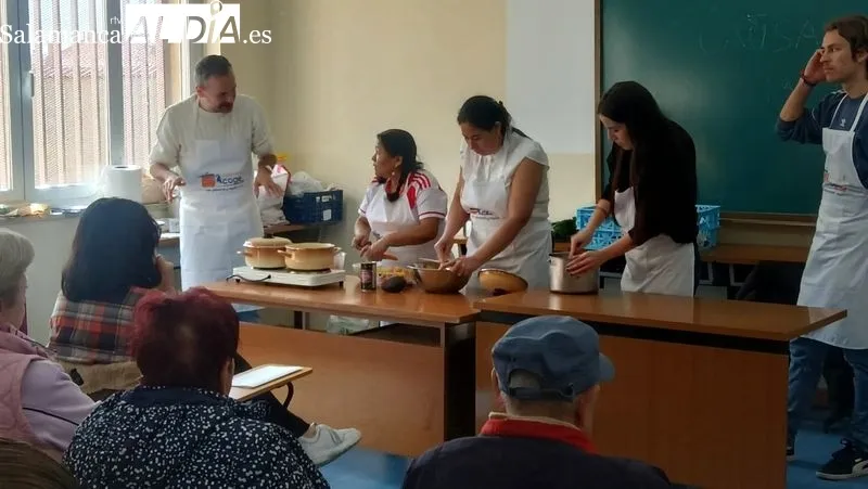 Vecinos y los alumnos de la AFE de Lumbrales participaron en el taller impartido por 'Salamanca Acoge'