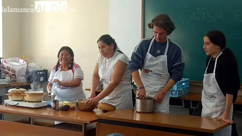Vecinos y los alumnos de la AFE de Lumbrales participaron en el taller impartido por 'Salamanca Acoge'