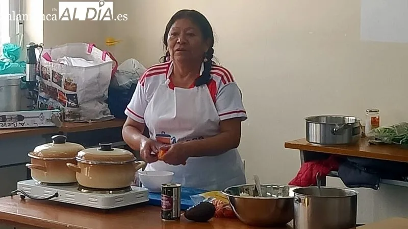 Vecinos y los alumnos de la AFE de Lumbrales participaron en el taller impartido por 'Salamanca Acoge'