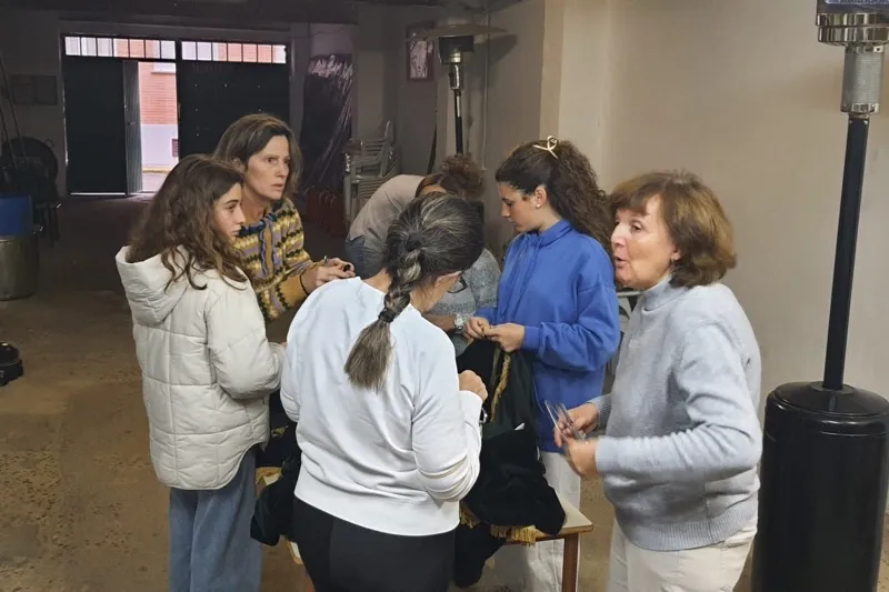 La cofradía Nuestra Señora de la Esperanza arranca su taller de costura