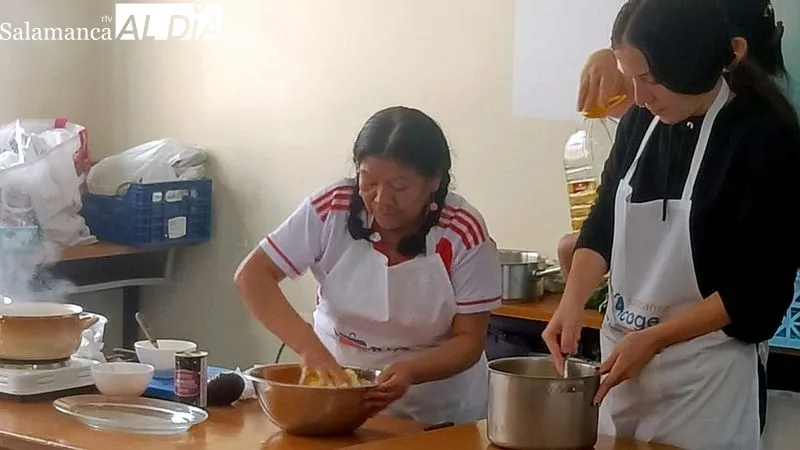 Vecinos y los alumnos de la AFE de Lumbrales participaron en el taller impartido por 'Salamanca Acoge'