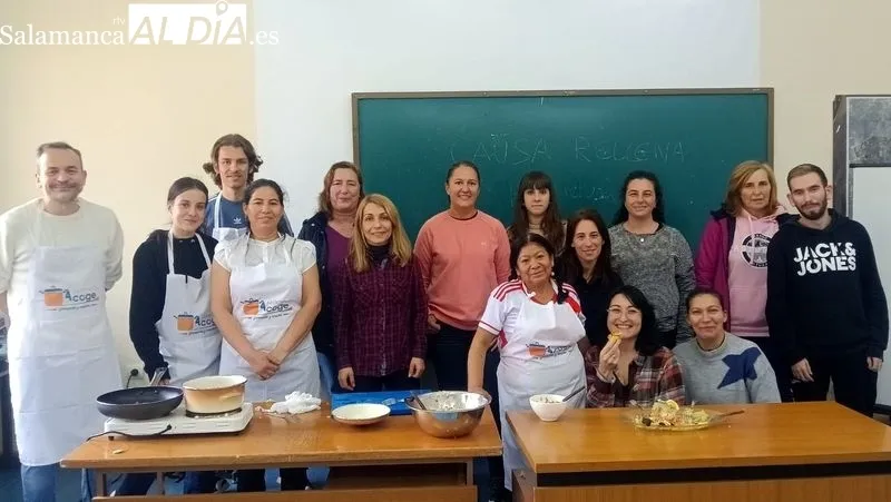 Vecinos y los alumnos de la AFE de Lumbrales participaron en el taller impartido por 'Salamanca Acoge'