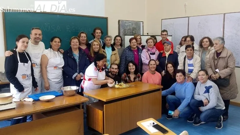 Vecinos y los alumnos de la AFE de Lumbrales participaron en el taller impartido por 'Salamanca Acoge'